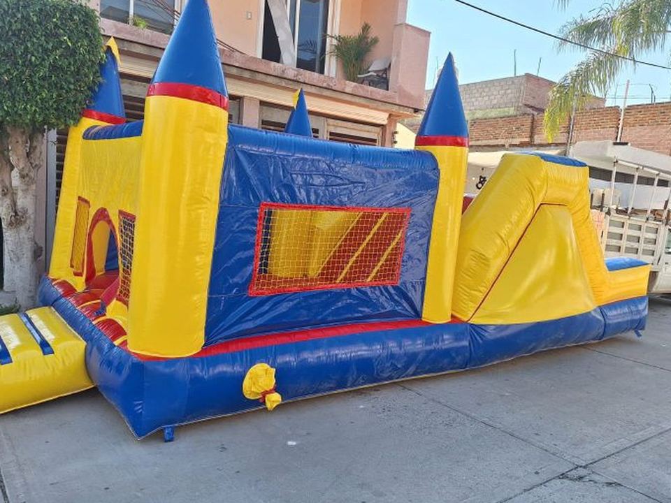 Combo inflable azul, amarillo y rojo con castillo, brincolín y resbaladilla