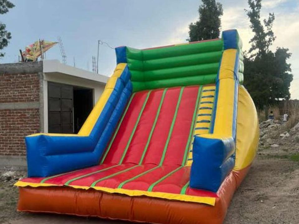 Resbaladilla inflable con rampa roja, verde, amarilla y azul