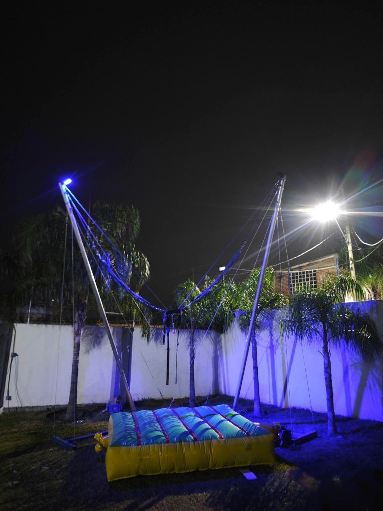 Estructura completa del Eurobungy montada al aire libre de noche, con las torres y los cables tensados.